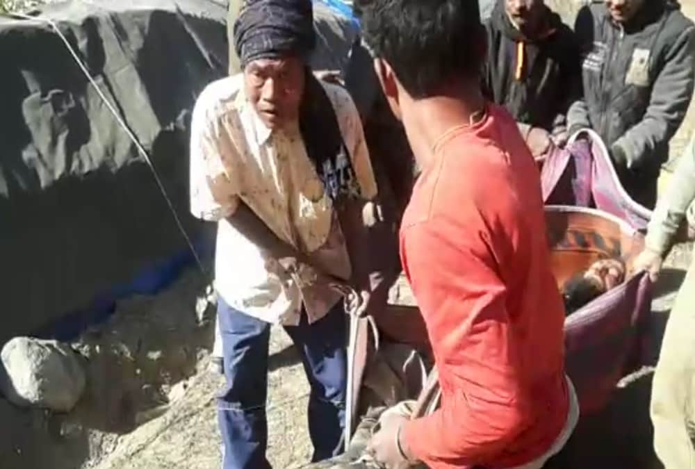Scary photos of  Rock collapse on rudraprayag highway 7 labour Buried