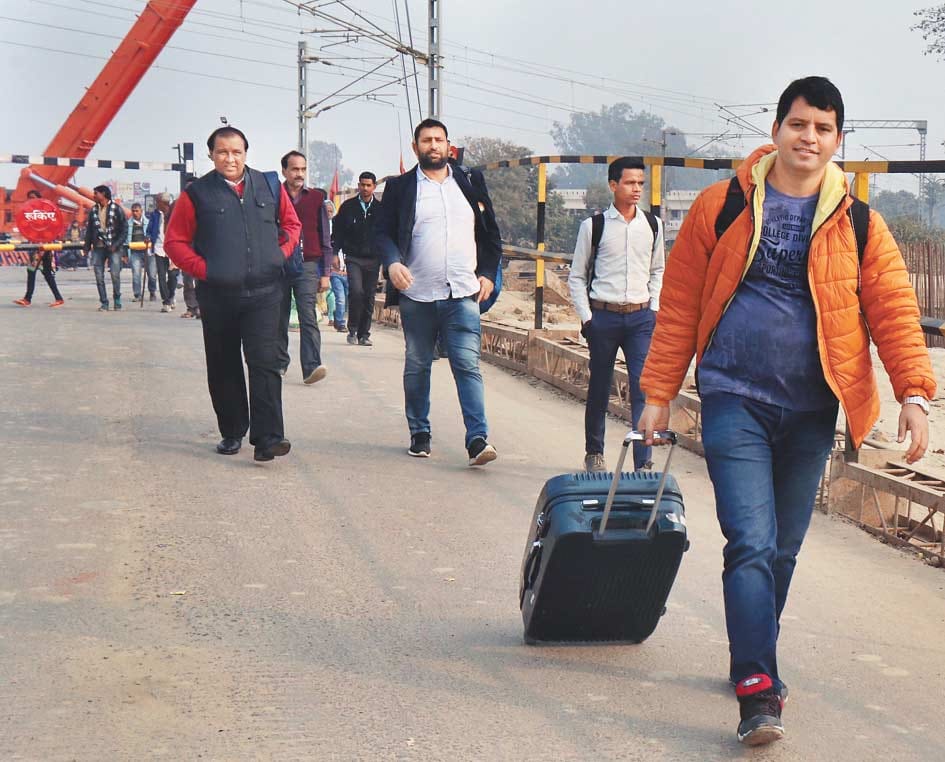 भारी पड़ी मनमानी, कुछ की फ्लाइट छूटी, कई की परीक्षा