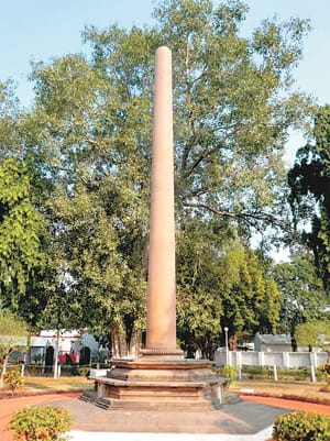 Ashoka pillar of 'Prayag Prashasti' also imprisoned in the fort