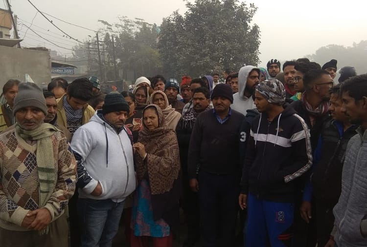victim's family of amritsar train accident protest for Compensation