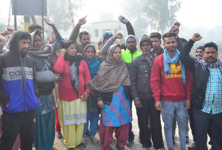 Mother of dalbir singh protest in Amritsar for Compensation