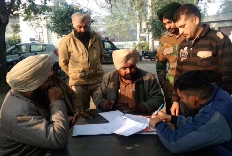 Gun Shot on Soldier's foot by robber in Batala