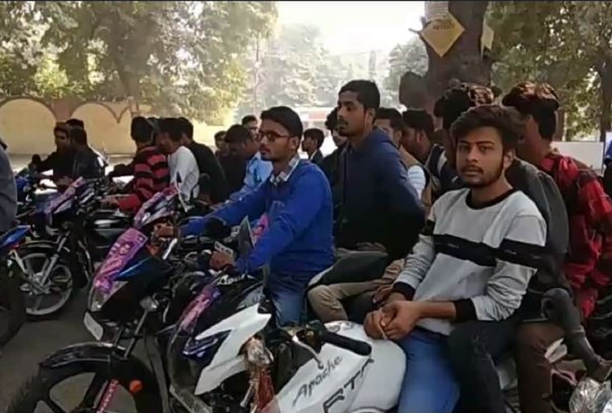 bigg boss deepak thakur supporters run a bike rally in the town