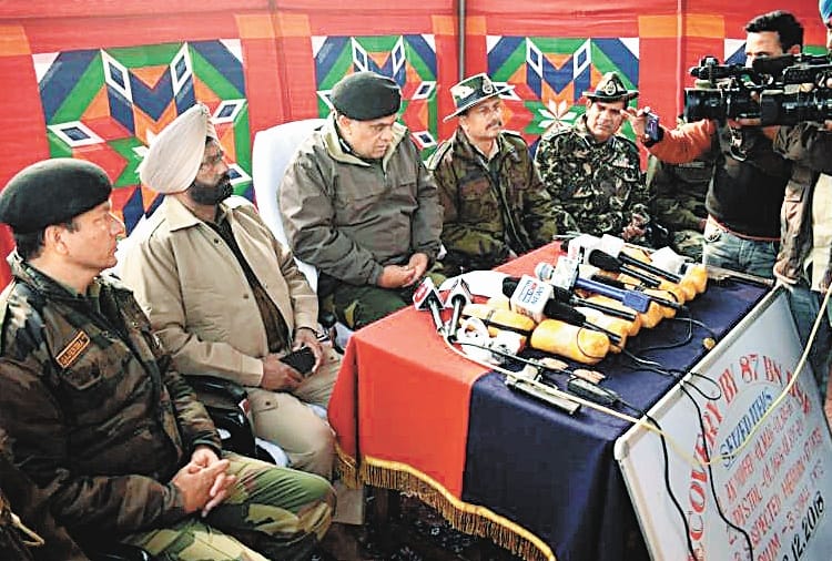 BSF caught 17 packet heroin on Indo-Pak border in Punjab