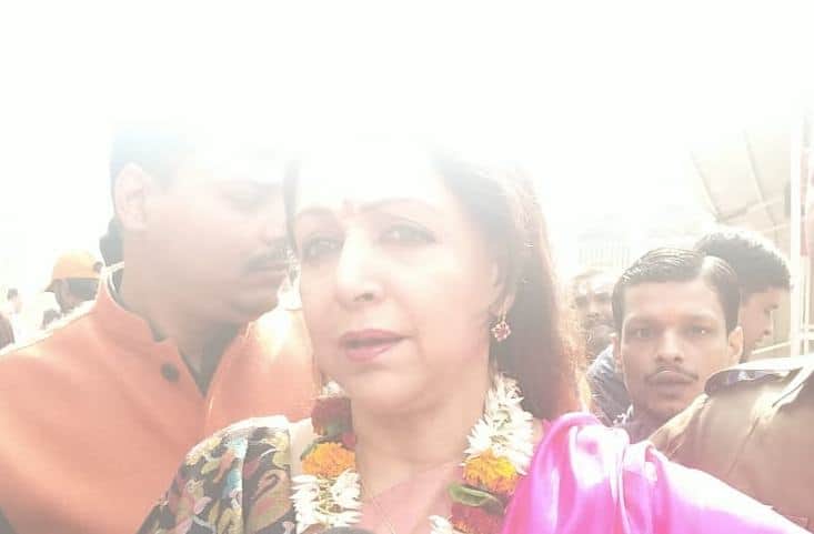 Hema malini worship in kashi viswanath temple