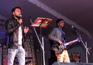 geet sangeet ki mehfil ne sma banda