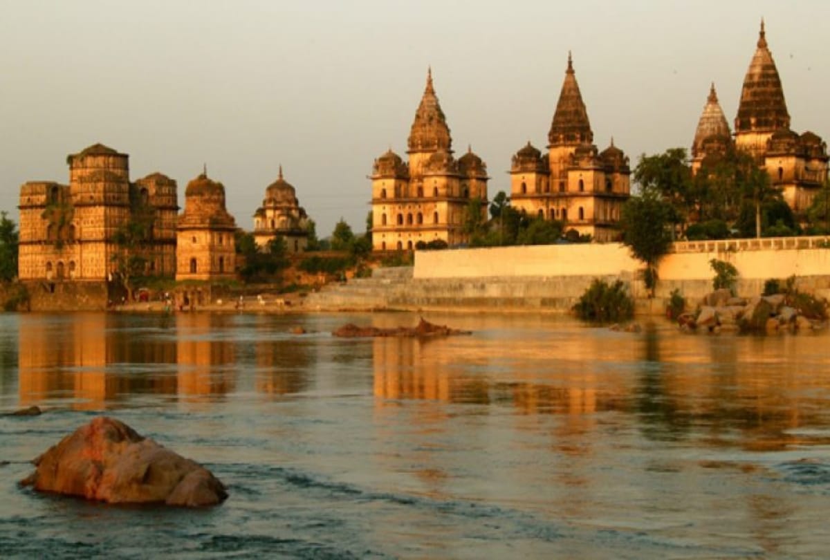travel trip to madhya pradesh small town orchha history beautiful historical buildings and forts