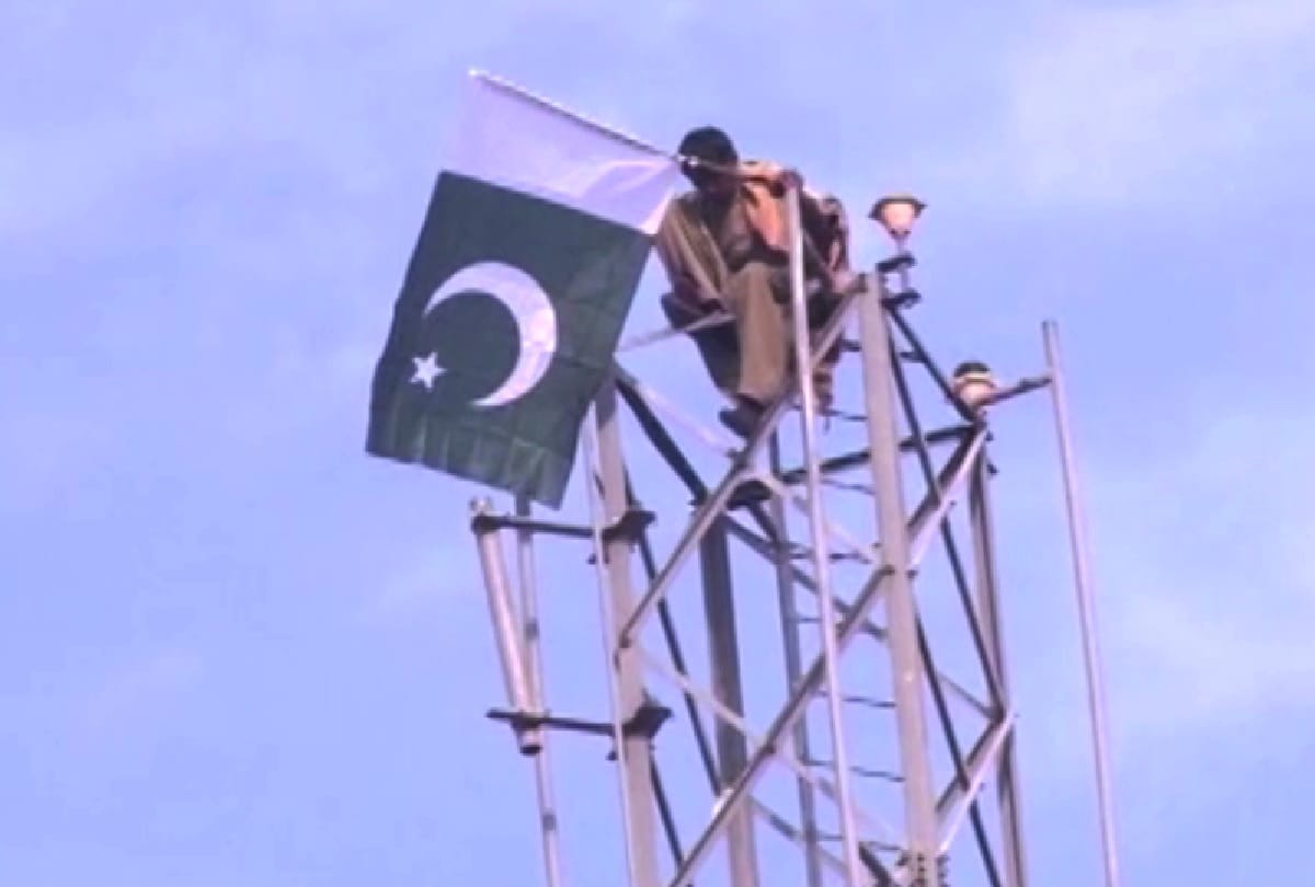 Pakistan Man Climbs Mobile Tower Demanding to be Made Prime Minister