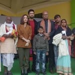 शहीदों के परिजनों के साथ यामी गौतम और विकी कौशल