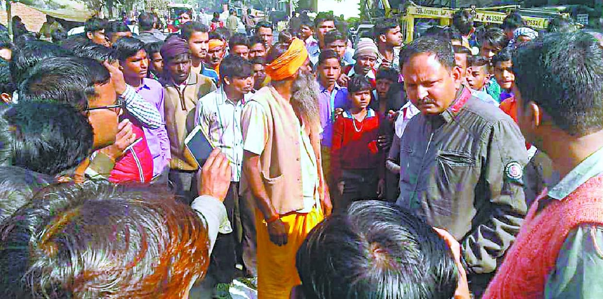 संशोधित: मंदिर की दीवार ढहाए जाने के बाद हंगामा