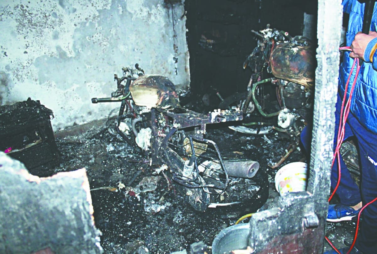 about 12 people burned in fire accident at house noida