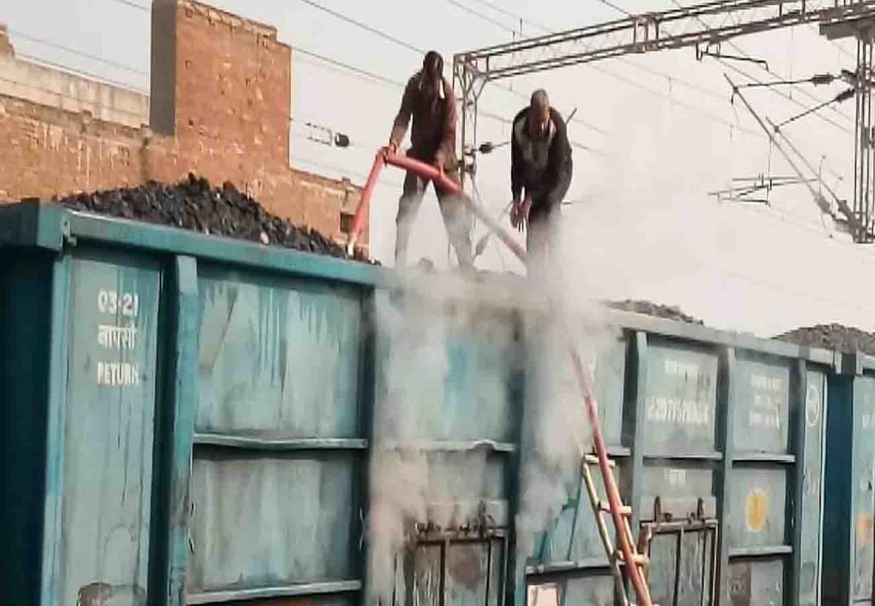 goods train in grip of fire in etawah