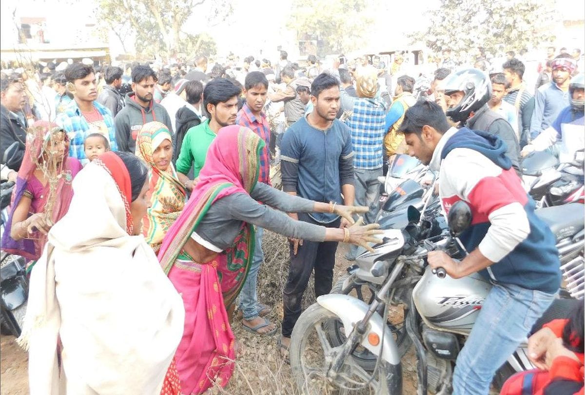angry villagers put on road jam after women's assault by policemen in mainpuri