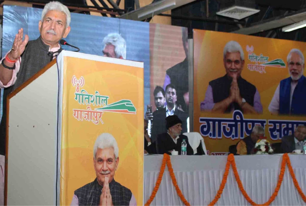 State Railway minister Manoj Sinha talking about achievements of Ghazipur in Noida