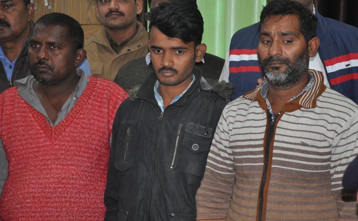 Police arrested three arms smuggler in mau