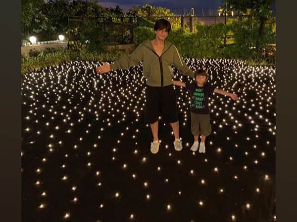 Shah Rukh Khan and Abram send christmas wishes