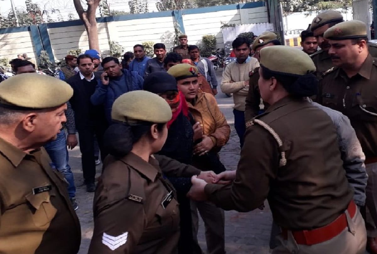 Meerut, Suicide attempt of victim woman on SSP office