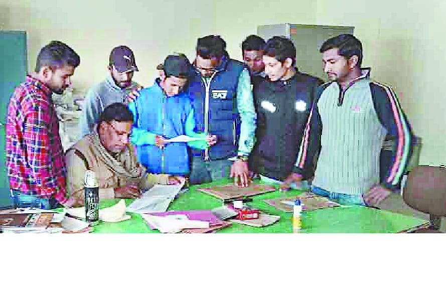 uttar pustikaon ke punarmoolyaankan kee maang