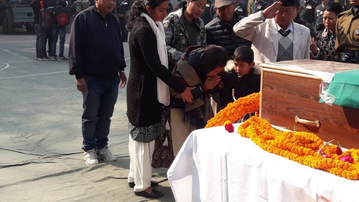 Family and officers pays tribute to gamar bahadur thapa and raman thapa in varanasi