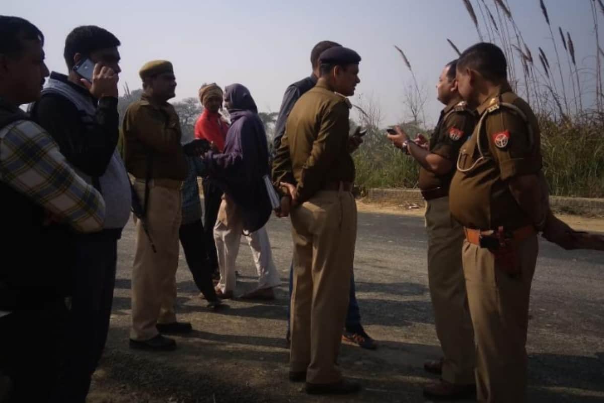 Many cars have fallen in Gang Nahar in Meerut and are engaged in police search