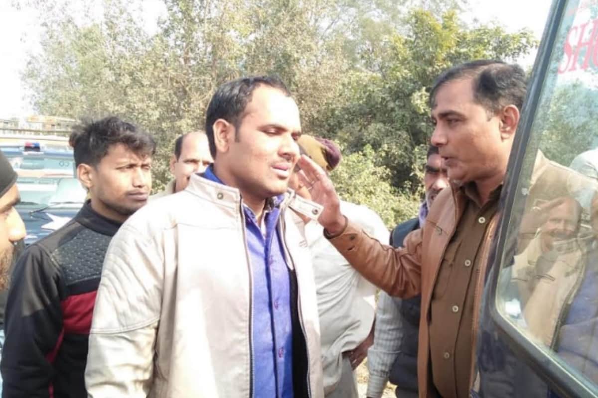 Many cars have fallen in Gang Nahar in Meerut and are engaged in police search