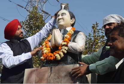 Black Paint on Formar PM Rajiv Gandhi Statue by Akali Leaders in Ludhiana of Punjab