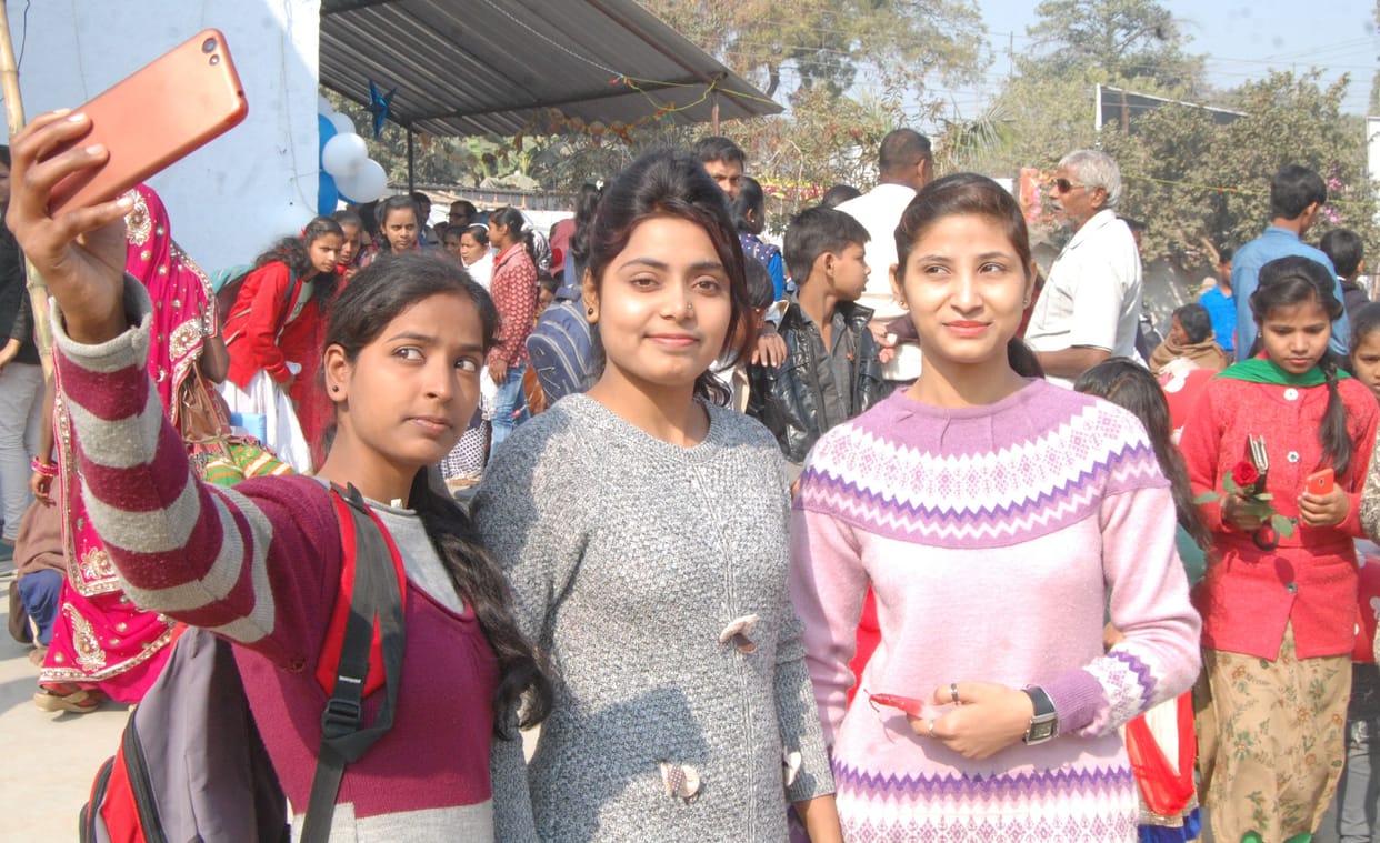 प्रार्थना के बाद कहा, मैरी क्रिसमस, गले मिलकर दी बधाई