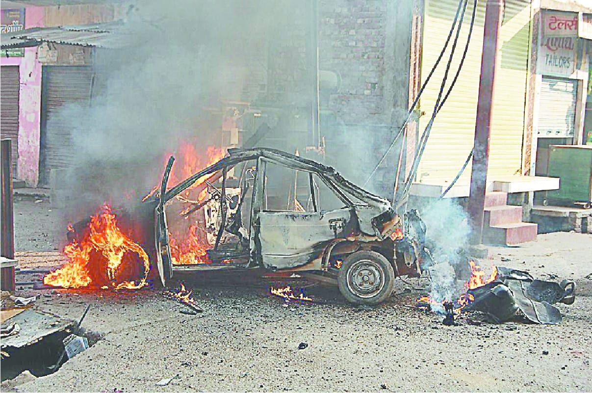Fire in the car collided with a transformer, three scorching