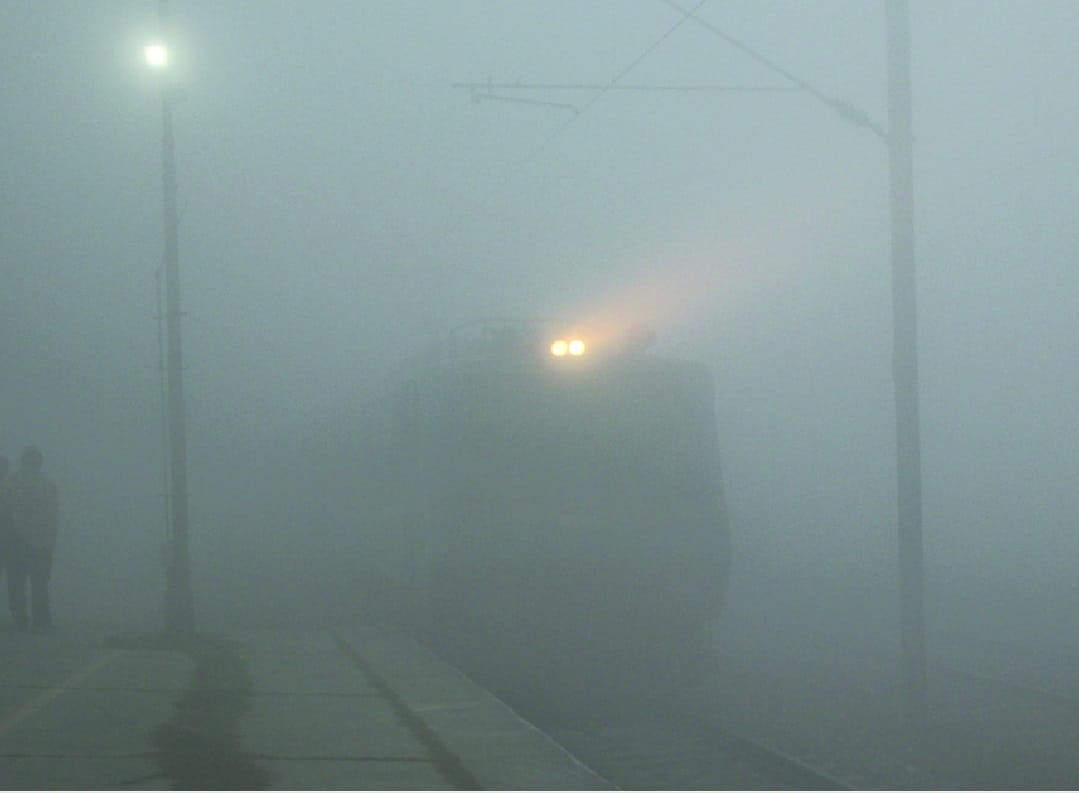 MP News: Timings of many trains changed due to fog, Vande Bharat late by 18 hours, timings of trains going fro