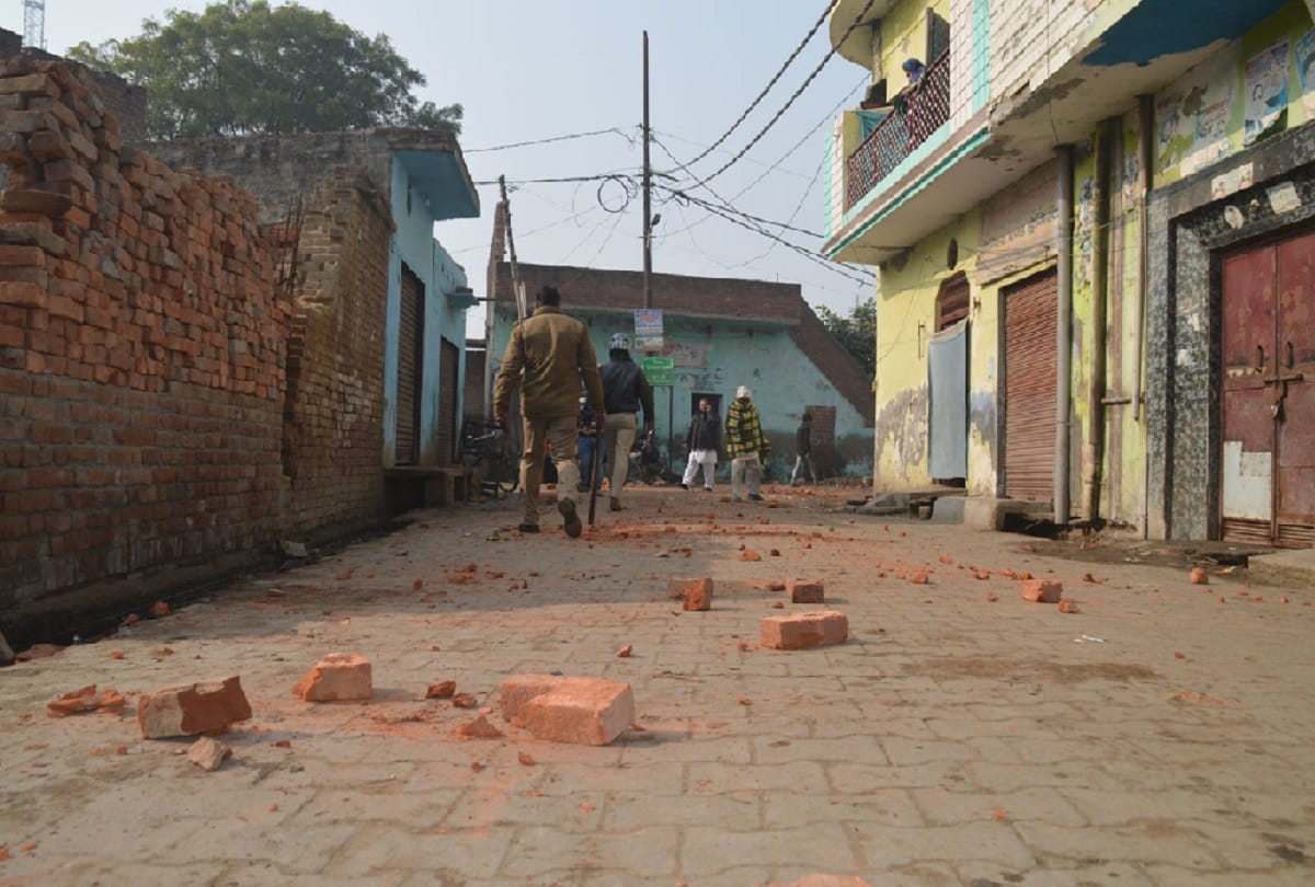 UP News, communal tension in Baghpat and police force is deployed in the village.