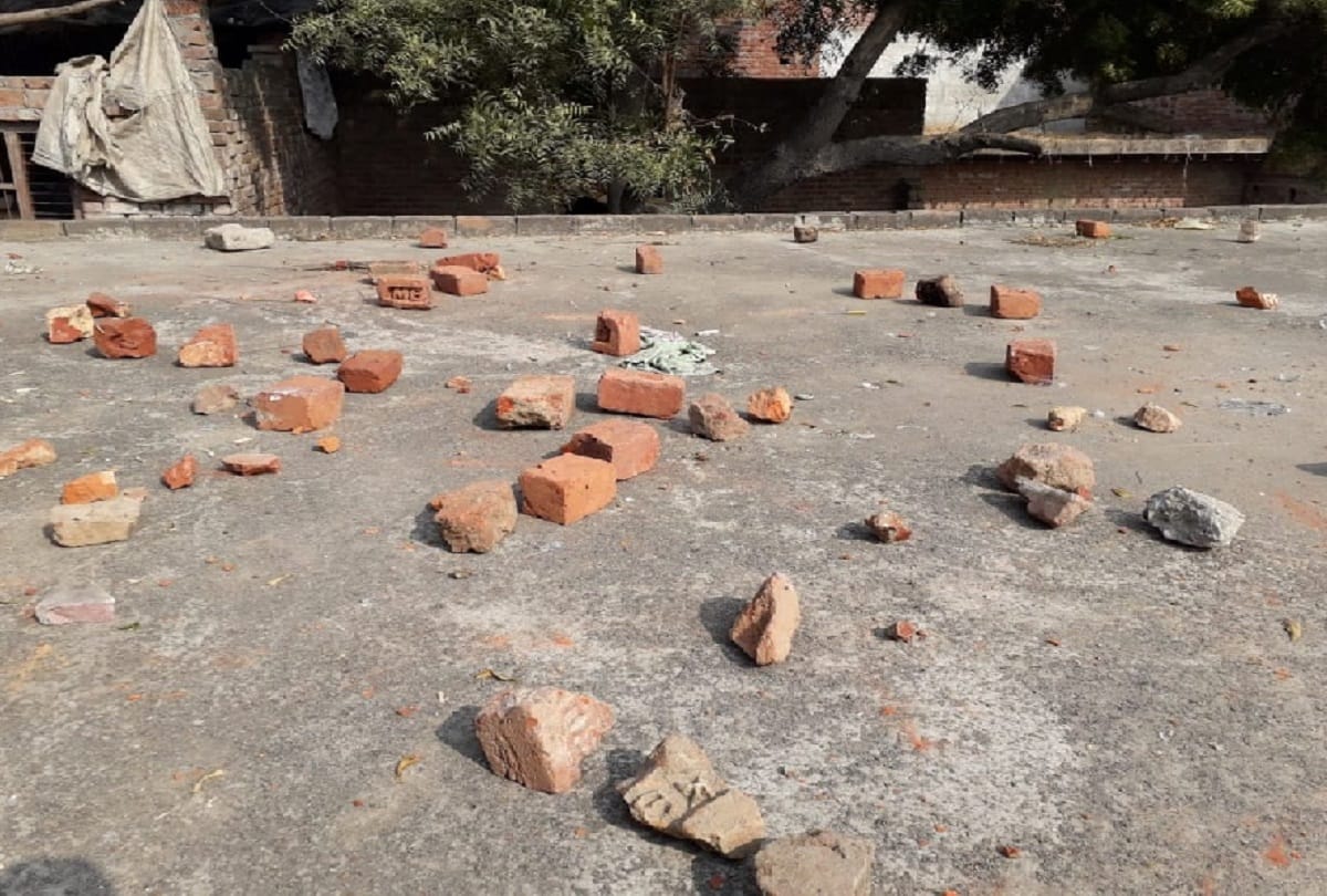 UP News, communal tension in Baghpat and police force is deployed in the village.