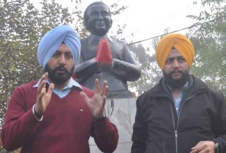 Black Paint on Formar PM Rajiv Gandhi Statue by Akali Leaders in Ludhiana of Punjab