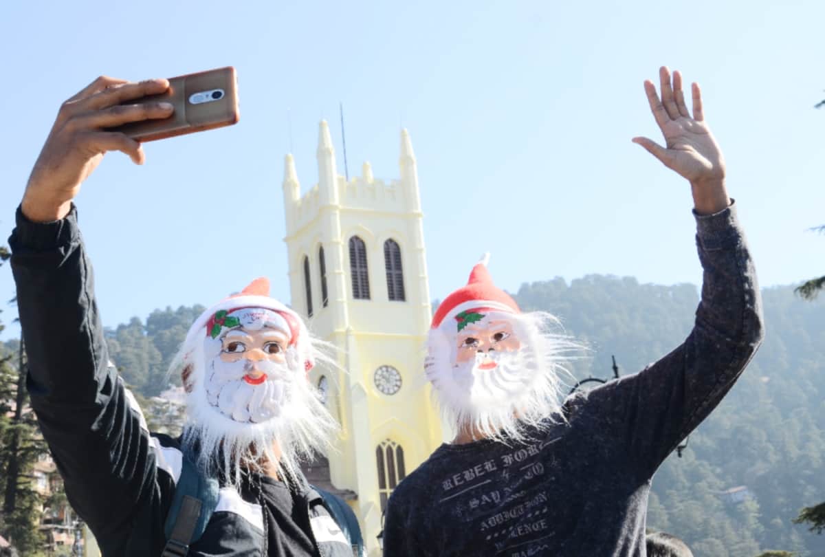 Hills Queen shimla huzzy completely in the color of Christmas
