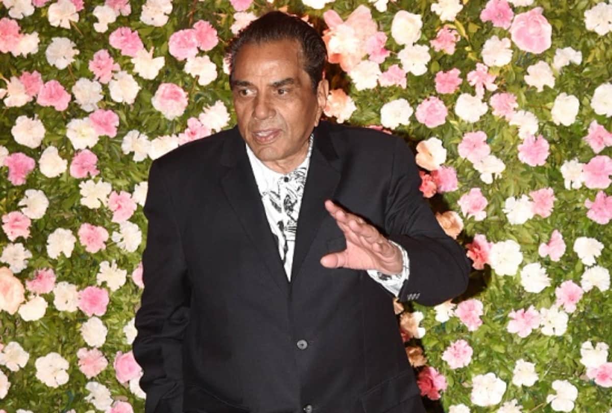 Dharmendra Share His Video Sitting on Aeroplane Stairs on Twitter As he Remembers old Days