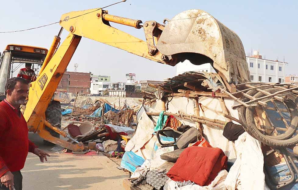 राह आसान करने के लिए अतिक्रमण पर चला बुलडोजर