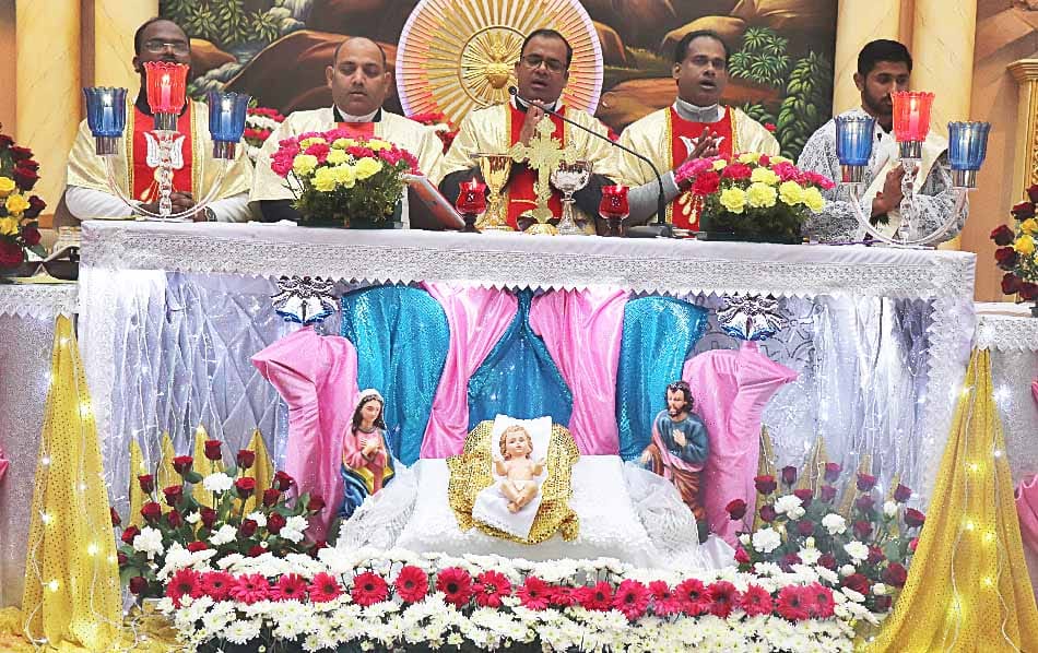 चर्चों पर चमका तारा, चरनी में आया तारनहारा