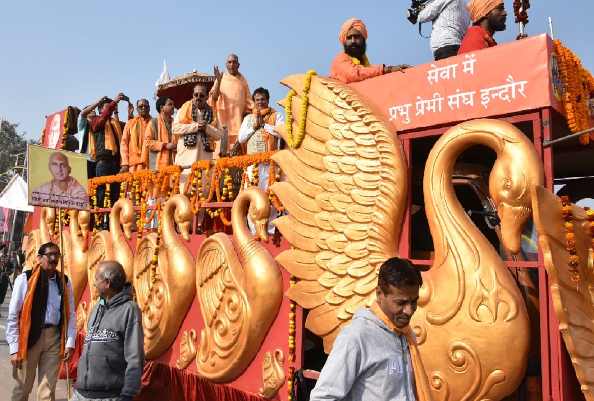 Kumbh 2019- Peshwai of Juna Akhara with Naga Sadhu, Acharya and Mahamandaleshwar