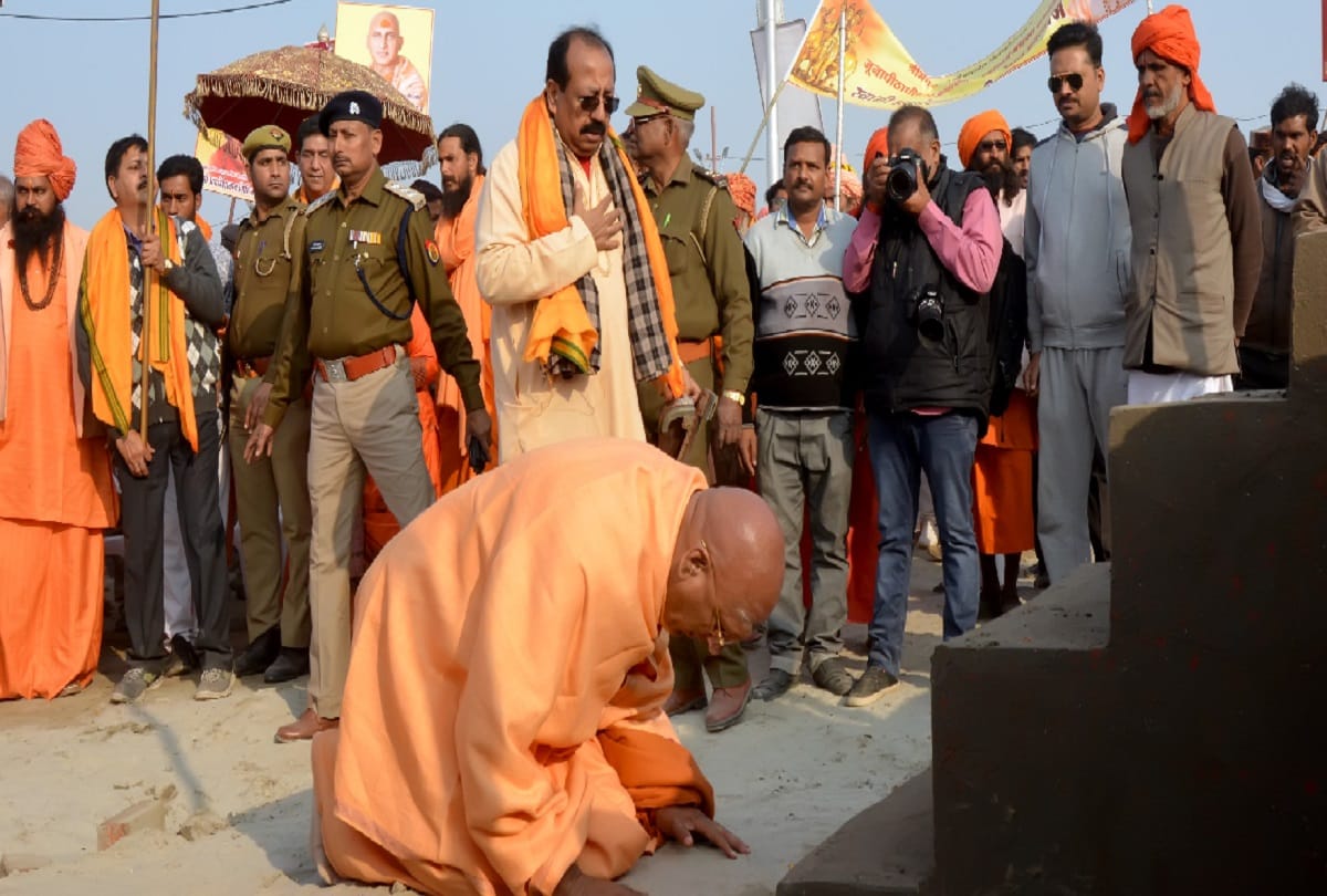 Kumbh 2019- Peshwai of Juna Akhara with Naga Sadhu, Acharya and Mahamandaleshwar