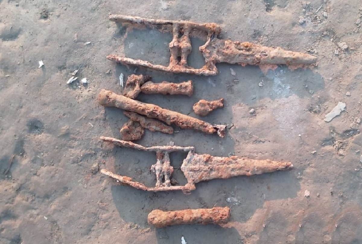 खेत की खोदाई के दौरान मिलीं कटारें
