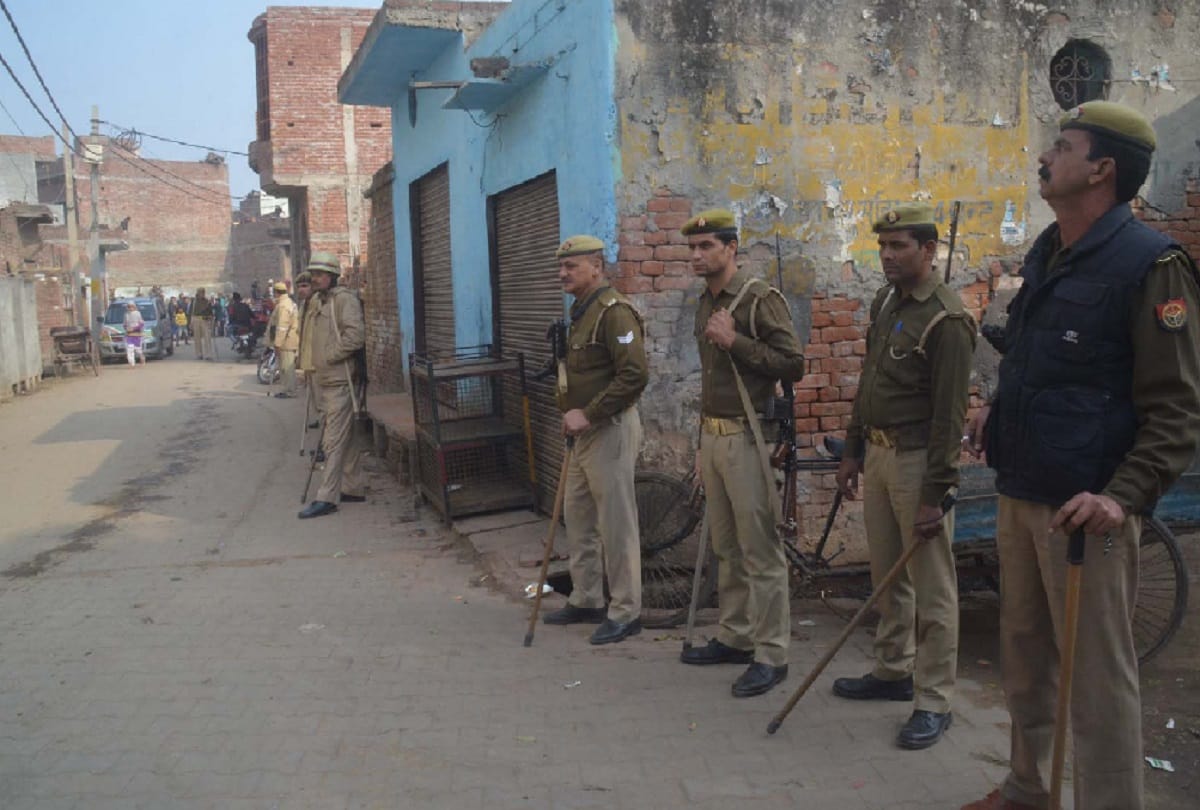 UP News, communal tension in Baghpat and police force is deployed in the village.