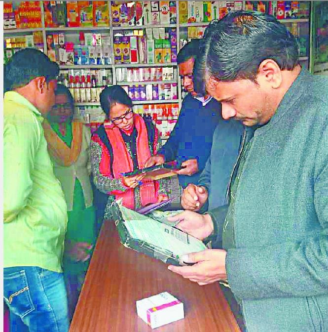 बिना लाइसेंस चल रहे मेडिकल स्टोर पर छापा, दवाएं कब्जे में ली