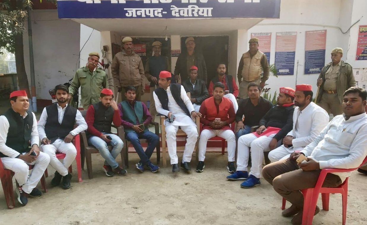 सीएम के लौटने तक हिरासत में रहे 12 सपा कार्यकर्ता