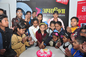 saw childran movie, dauthers cuted cake