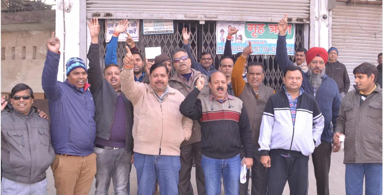 हड़ताल पर रहे बैंक कर्मी, लेन-देन ठप, लोग परेशान