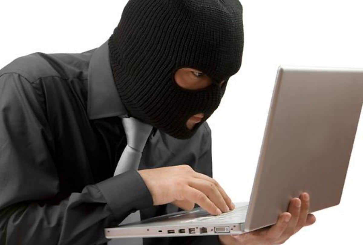 Pakistani teacher helped two indian victims who were cheated by frauds