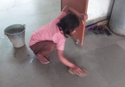 Kasturba school girl students cleaned toilet in bhadohi and video viral