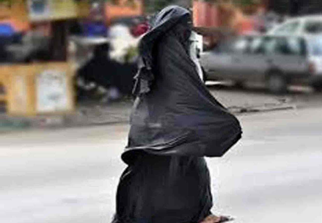 Police questioned to man who were wearing a burqa in Unnao