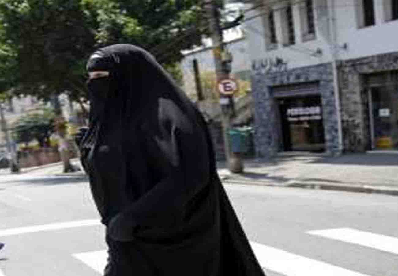 Police questioned to man who were wearing a burqa in Unnao