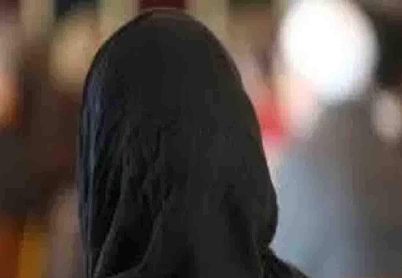 Police questioned to man who were wearing a burqa in Unnao