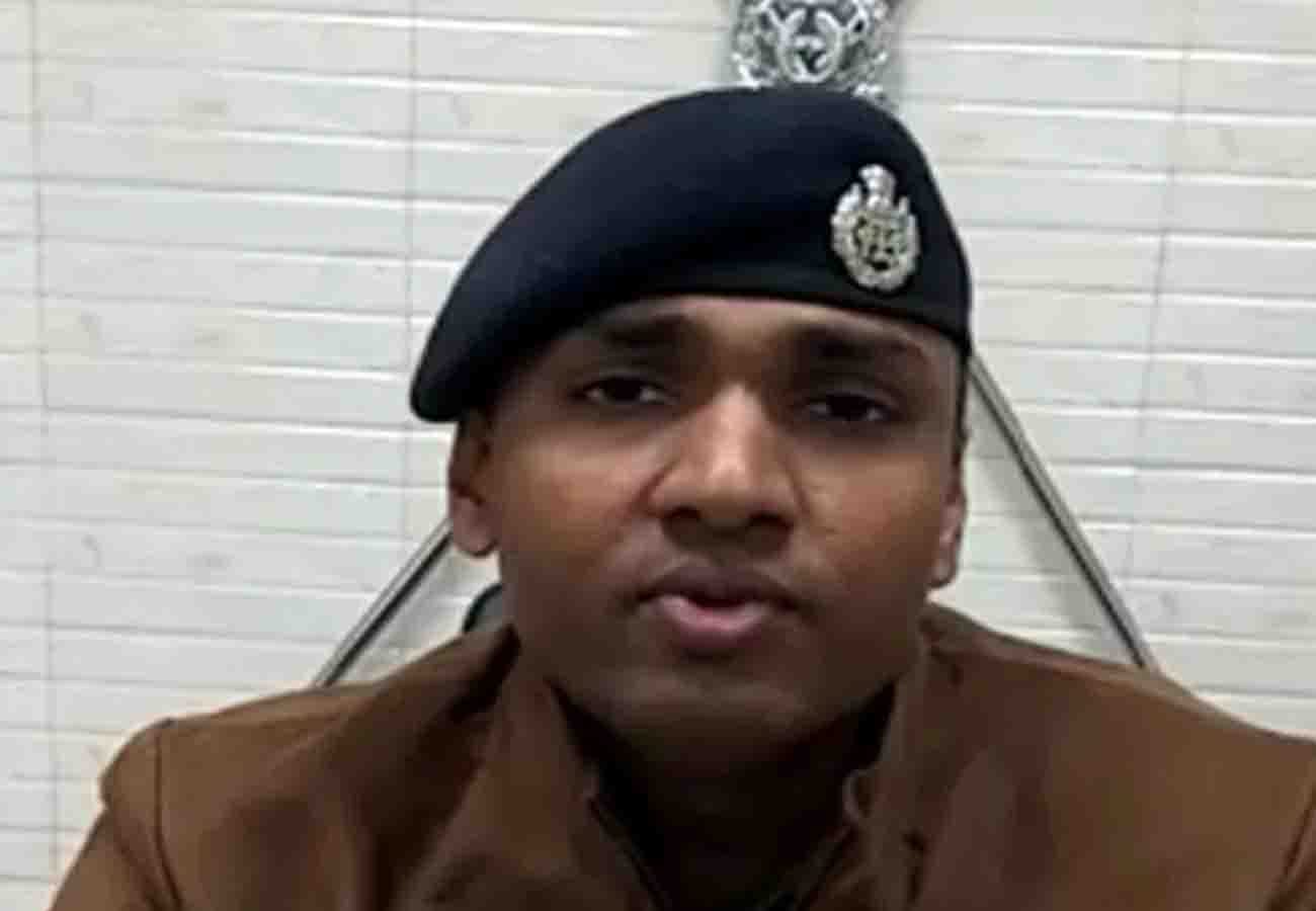 misdeed with police inspector's daughter in Kanpur
